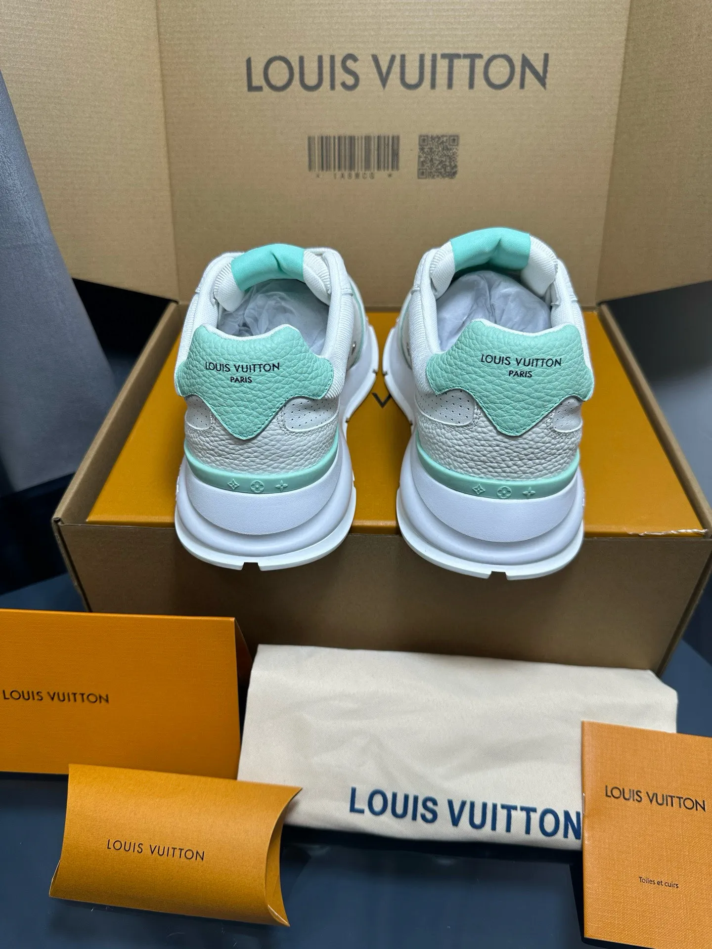Factory price: 700💰🌈LV | Louis Vuitton 2025𝐬𝐬 🧡💚2025 spring and summer new style top version‼ ️The original version is the same. The counter focuses on the latest casual shoes and new hard goods🆕 ❥Purchasing agent level! Full of high-end feel! A popular model among bloggers at home and abroad, it’s retro and fashionable, and looks stunning on your feet! Wear a lot of happiness! The official website's main recommendation★ ━━━━━ ЅᏇєєt ━━━━━ ▪️Upper: Original custom-made imported calfskin fabric ▪️Inner: breathable gauze imported from Italy ▪️Outsole: rubber foam ➕t men's men's shoes 💰u high-end outsole ▪️Color: nine colors available ▪️Shoe size: 35-44, (45, 46 customized)